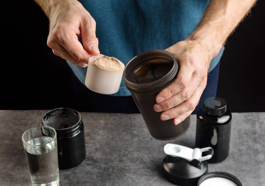 suplementy przed treningiem w formie proszku