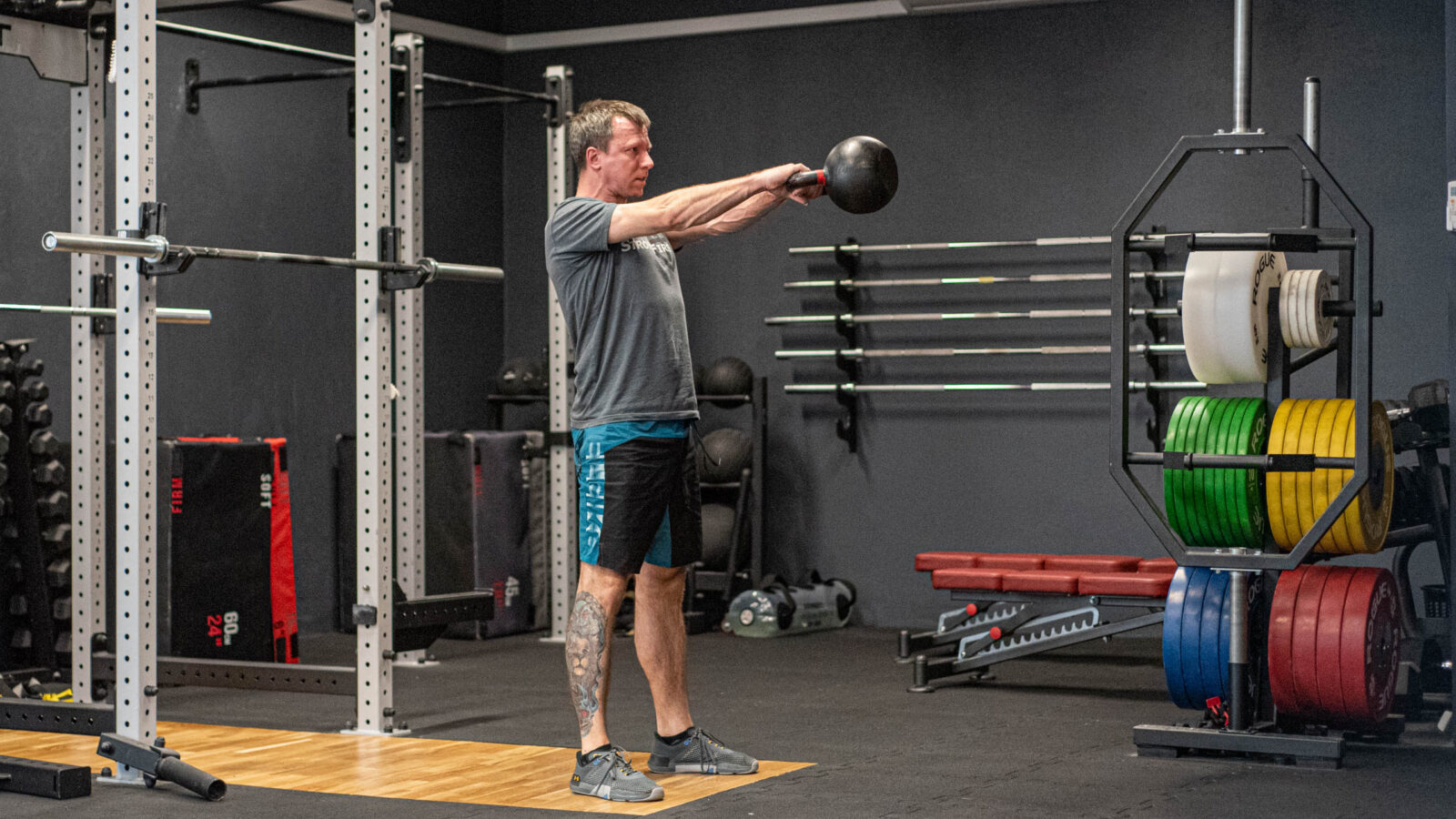 Trening kettlebell — wymach z dużym ciężarem