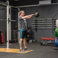 Trening kettlebell — wymach z dużym ciężarem