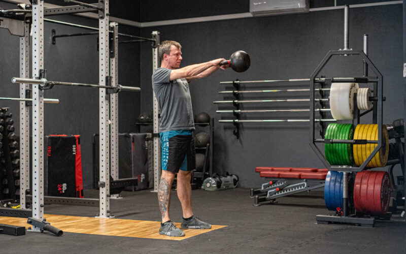 Trening kettlebell — wymach z dużym ciężarem