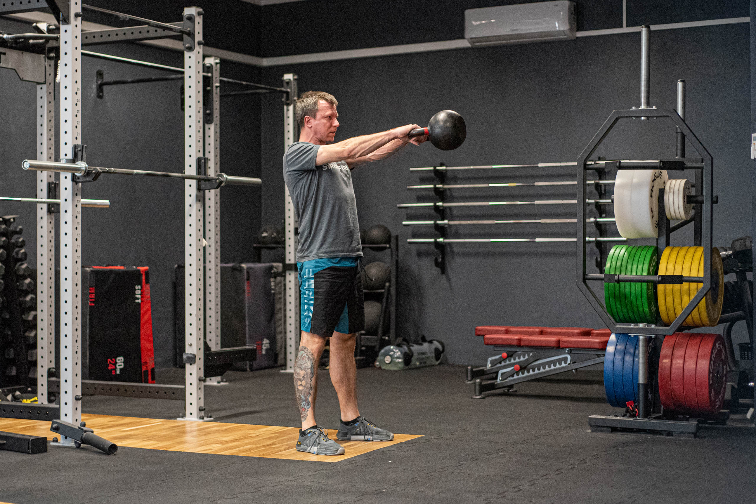 Trening kettlebell — wymach z dużym ciężarem