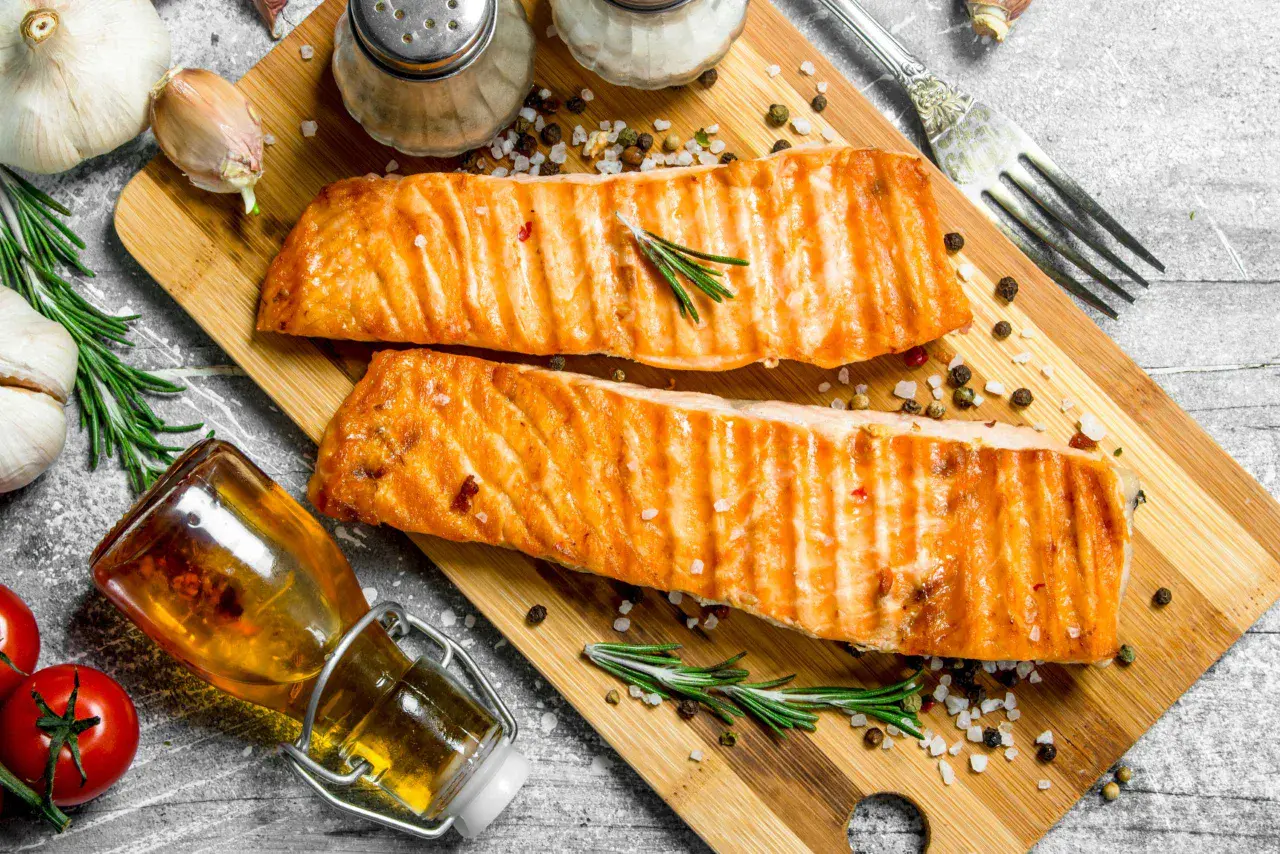 Grillowany łosoś - białko i kwasy omega-3 w jadłospisie sportowca