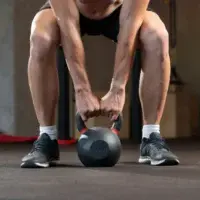 Kettlebell clean - chwyt i pozycja wyjściowa przy podłodze, faza hike