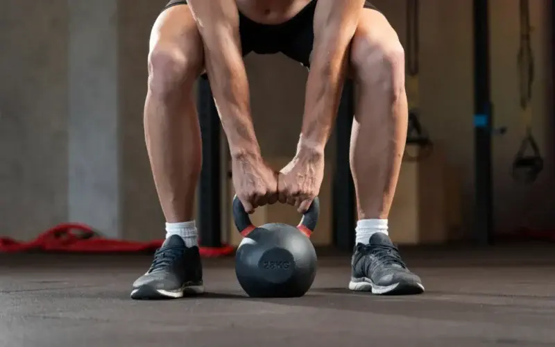 Kettlebell clean - chwyt i pozycja wyjściowa przy podłodze, faza hike