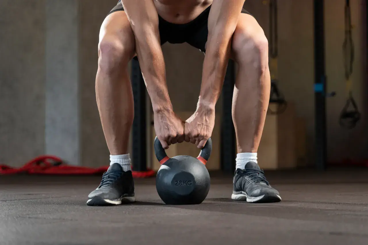 Kettlebell clean - chwyt i pozycja wyjściowa przy podłodze, faza hike