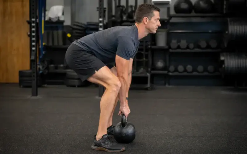 Kettlebell deadlift - zawias biodrowy z kettlem na podłodze, płaskie plecy