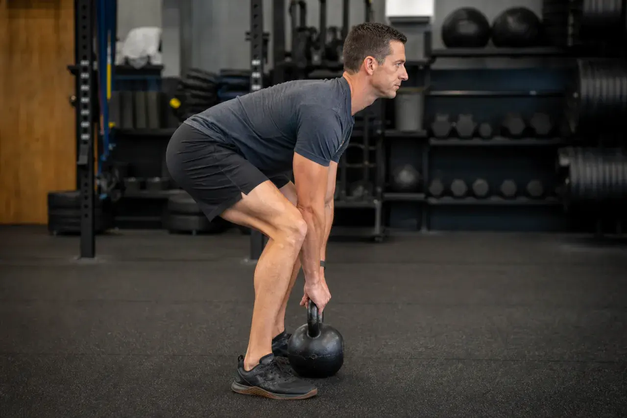 Kettlebell deadlift - zawias biodrowy z kettlem na podłodze, płaskie plecy