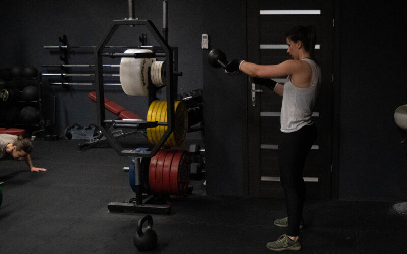 Kettlebell snatch — dynamika i moc