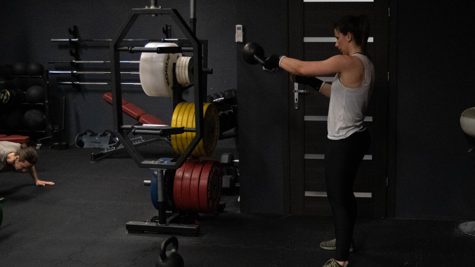 Swing kettlebell — technika z dynamiką bioder