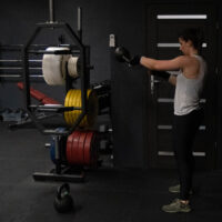 Swing kettlebell — technika z dynamiką bioder