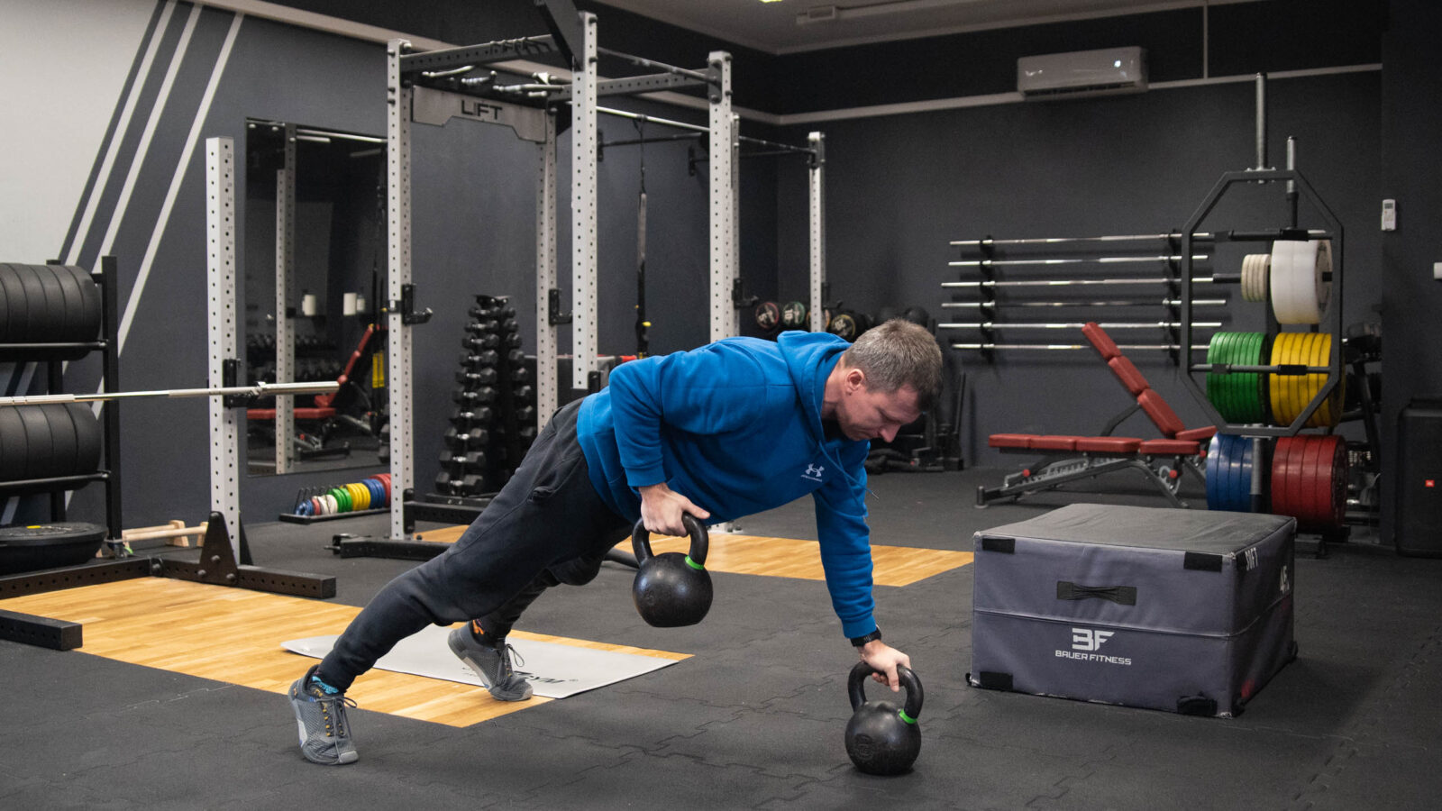 Trening kettlebell — kompleksowe ćwiczenie z hip hinge