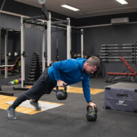 Trening kettlebell — kompleksowe ćwiczenie z hip hinge