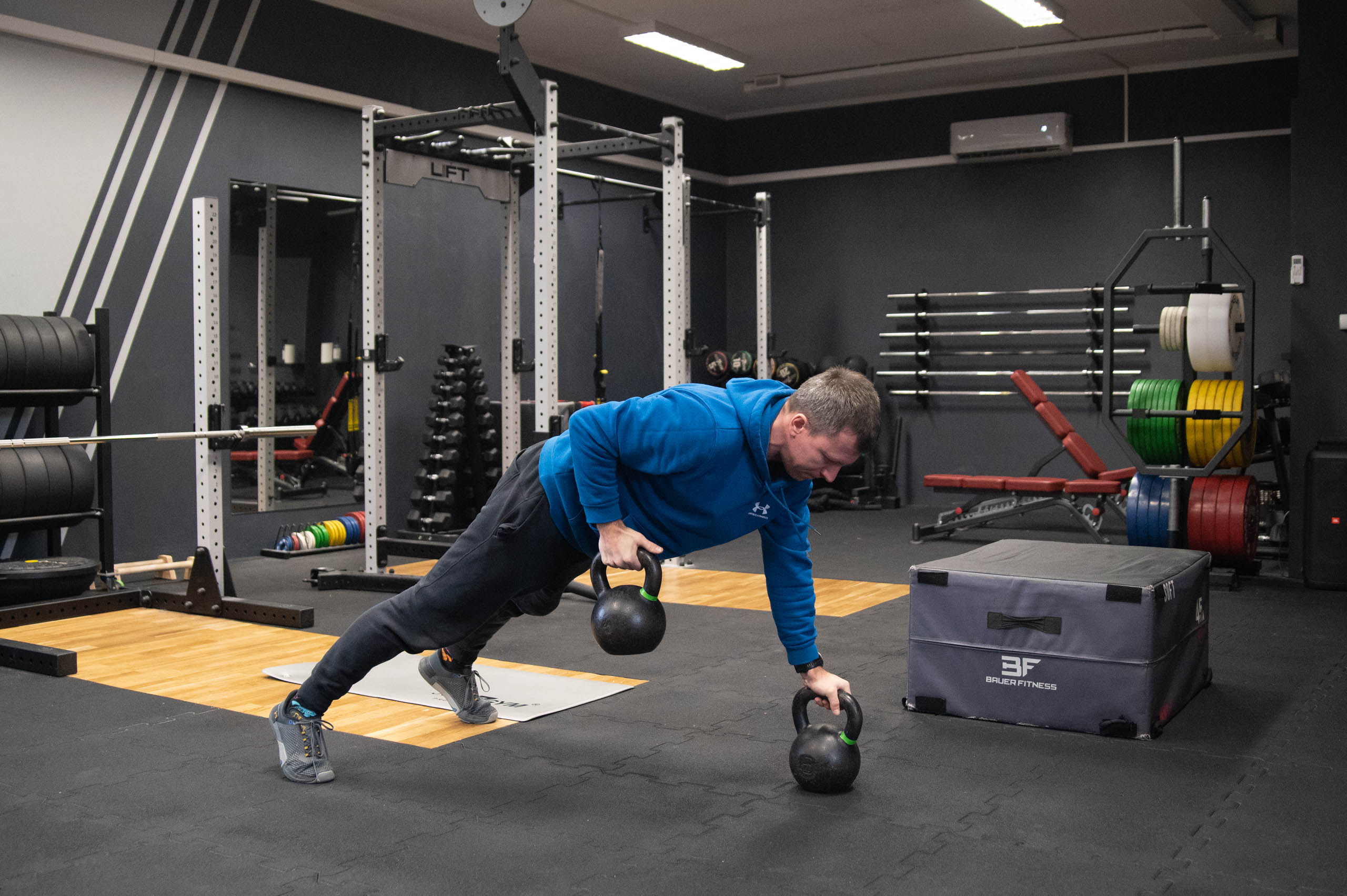 Trening kettlebell — kompleksowe ćwiczenie z hip hinge
